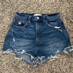 Abercrombie Ultra High Rise Mom Short - 27